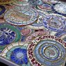 Декор стола мозаикой из битых тарелок