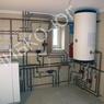 Собранная система водоснабжения - проточный водонагреватель подключенный пластиковыми трубами 