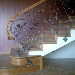 металлическое лестничное ограждение с элементами ковки для деревянной лестницы 