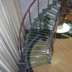стеклянная лестница и металлическое ограждение