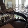 деревянная лестница в Краснодаре, выполненная с великолепным кованым лестничным ограждением
