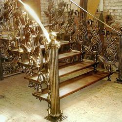 кованая металлическая лестница с деревянными ступенями