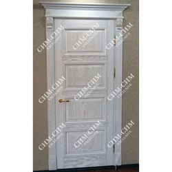 деревянная дверь белого цвета из древесины