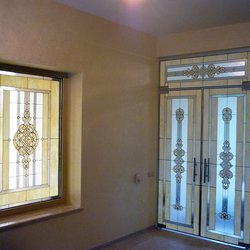 входная дверь и окно, выполненные из художественного витража