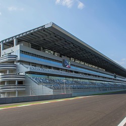 Главная трибуна трассы F1 в Сочи - навесной вентфасад